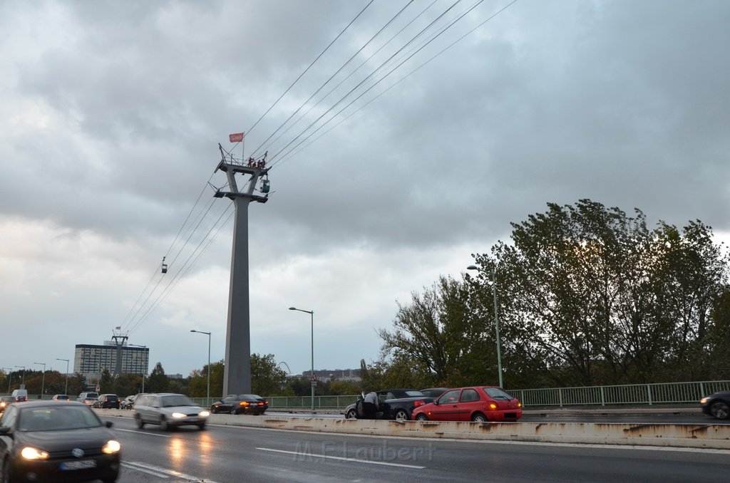 Einsatz BF Hoehenretter Koelner Seilbahn Hoehe Zoobruecke P2110.JPG